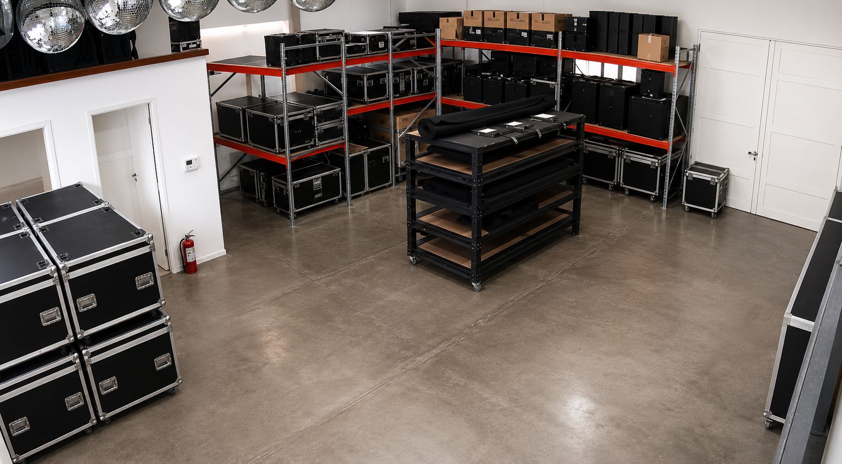 Depósito organizado con equipamiento técnico propio