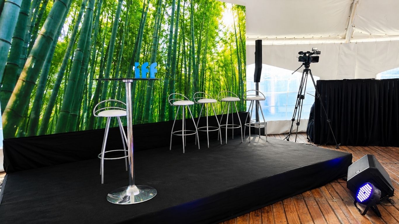 Pantalla LED indoor en un escenario corporativo
