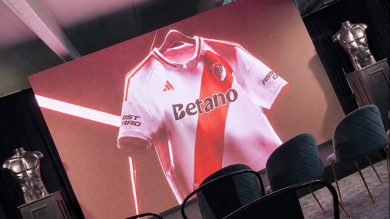 Pantalla LED de alta definición mostrando contenido de marca